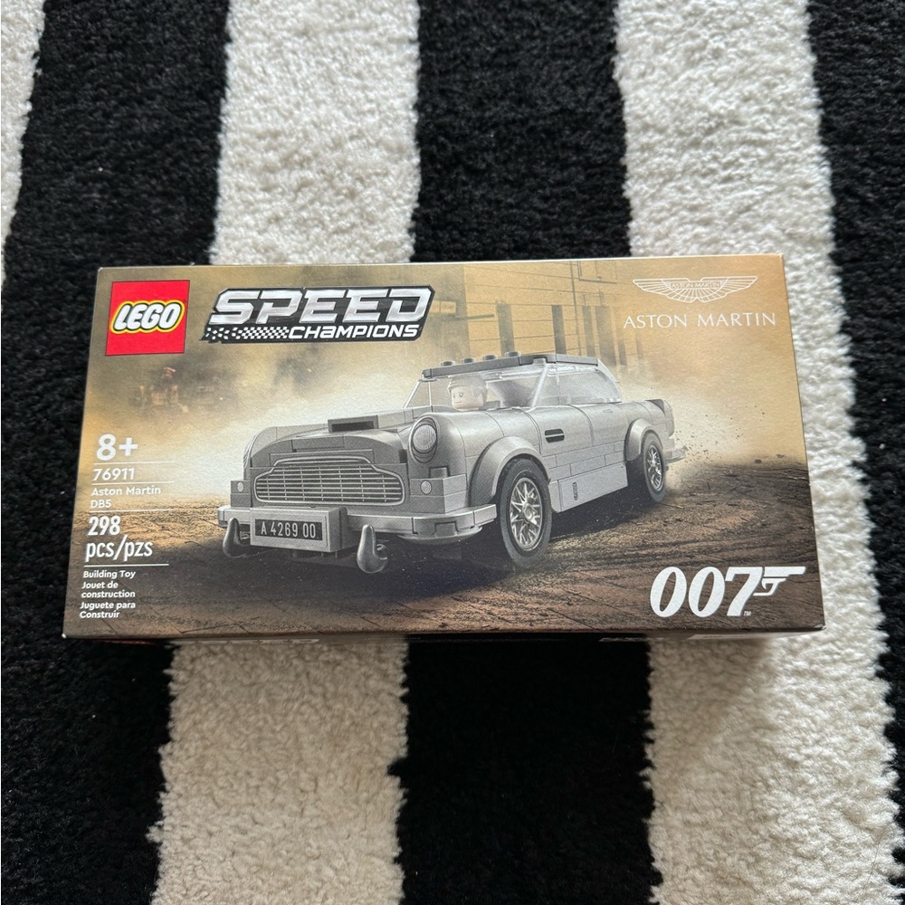 LEGO Aston Martin 298 piece set